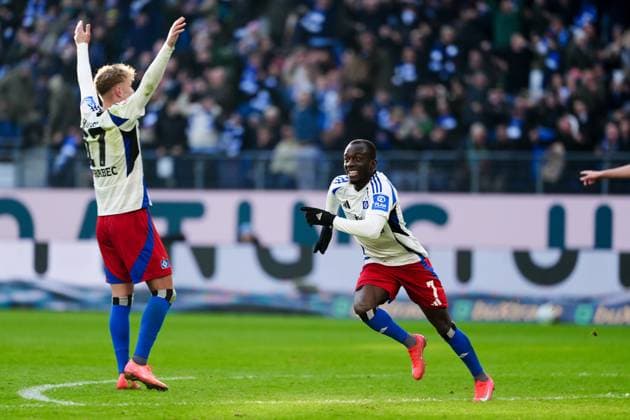 Torjubel nach Tor zum 2:2 per Freistoss Jean-Luc Dompe (Hamburger SV, 07) GER, Hamburger SV vs. Hannover 96, Fussball, 2. Bundesliga, Spieltag 20, Saison 2024 2025, 02.02.2025 DFL REGULATIONS PROHIBIT ANY USE OF PHOTOGRAPHS AS IMAGE SEQUENCES AND OR QUASI-VIDEO GER, Hamburger SV vs. Hannover 96, Fussball, 2. Bundesliga, Spieltag 20, Saison 2024 2025, 02.02.2025 Hamburg