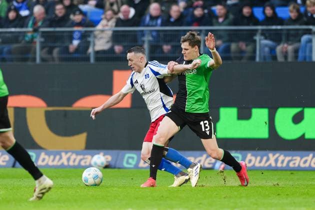 Silvan Hefti (Hamburger SV, 30), Max Christiansen (Hannover 96, 13) GER, Hamburger SV vs. Hannover 96, Fussball, 2. Bundesliga, Spieltag 20, Saison 2024 2025, 02.02.2025 DFL REGULATIONS PROHIBIT ANY USE OF PHOTOGRAPHS AS IMAGE SEQUENCES AND OR QUASI-VIDEO GER, Hamburger SV vs. Hannover 96, Fussball, 2. Bundesliga, Spieltag 20, Saison 2024 2025, 02.02.2025 Hamburg