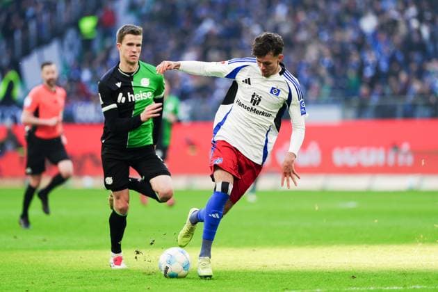 Fabian Kunze (Hannover 96, 06), Otto Stange (Hamburger SV, 49) GER, Hamburger SV vs. Hannover 96, Fussball, 2. Bundesliga, Spieltag 20, Saison 2024 2025, 02.02.2025 DFL REGULATIONS PROHIBIT ANY USE OF PHOTOGRAPHS AS IMAGE SEQUENCES AND OR QUASI-VIDEO GER, Hamburger SV vs. Hannover 96, Fussball, 2. Bundesliga, Spieltag 20, Saison 2024 2025, 02.02.2025 Hamburg