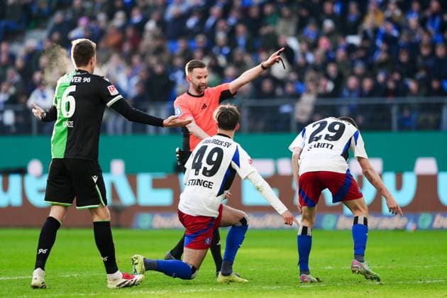 Schiedsrichter Michael Bacher gibt Freistoss, Otto Stange (Hamburger SV, 49) und Emir Sahiti (Hamburger SV, 29) wollen Elfmeter Strafstoss GER, Hamburger SV vs. Hannover 96, Fussball, 2. Bundesliga, Spieltag 20, Saison 2024 2025, 02.02.2025 DFL REGULATIONS PROHIBIT ANY USE OF PHOTOGRAPHS AS IMAGE SEQUENCES AND OR QUASI-VIDEO GER, Hamburger SV vs. Hannover 96, Fussball, 2. Bundesliga, Spieltag 20, Saison 2024 2025, 02.02.2025 Hamburg