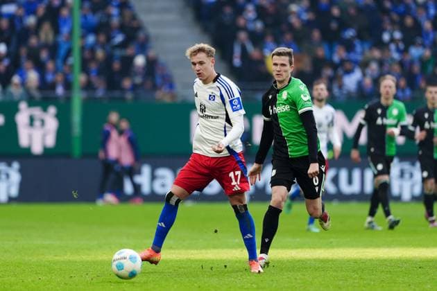 Adam Karabec (Hamburger SV, 17), Fabian Kunze (Hannover 96, 06) GER, Hamburger SV vs. Hannover 96, Fussball, 2. Bundesliga, Spieltag 20, Saison 2024 2025, 02.02.2025 DFL REGULATIONS PROHIBIT ANY USE OF PHOTOGRAPHS AS IMAGE SEQUENCES AND OR QUASI-VIDEO GER, Hamburger SV vs. Hannover 96, Fussball, 2. Bundesliga, Spieltag 20, Saison 2024 2025, 02.02.2025 Hamburg Copyright: xEibner-Pressefoto MarcelxvonxFehrnx EP_MFN