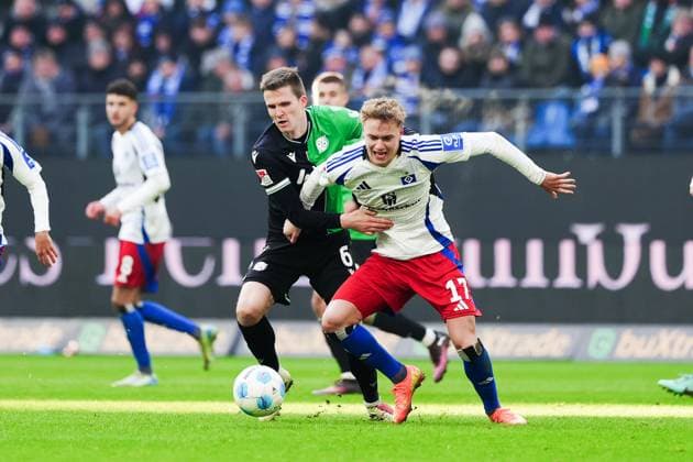 Fabian Kunze (Hannover 96, 06), Adam Karabec (Hamburger SV, 17) GER, Hamburger SV vs. Hannover 96, Fussball, 2. Bundesliga, Spieltag 20, Saison 2024 2025, 02.02.2025 DFL REGULATIONS PROHIBIT ANY USE OF PHOTOGRAPHS AS IMAGE SEQUENCES AND OR QUASI-VIDEO GER, Hamburger SV vs. Hannover 96, Fussball, 2. Bundesliga, Spieltag 20, Saison 2024 2025, 02.02.2025 Hamburg