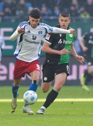 02.02.2025, xblx, Fussball 2.Bundesliga, Hamburger SV - Hannover 96 v.l. Daniel Elfadli (Hamburg, HSV, Hamburger SV), Nicolo Tresoldi (Hannover 96) (DFL DFB REGULATIONS PROHIBIT ANY USE OF PHOTOGRAPHS as IMAGE SEQUENCES and or QUASI-VIDEO) Hamburg