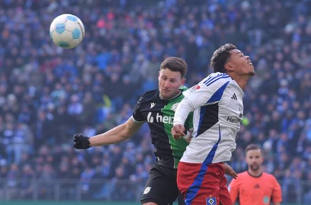 02.02.2025, xblx, Fussball 2.Bundesliga, Hamburger SV - Hannover 96 v.l. Enzo Leopold (Hannover 96), Ransford-Yeboah Königsdoerffer Koenigsdoerffer (Hamburg, HSV, Hamburger SV) (DFL DFB REGULATIONS PROHIBIT ANY USE OF PHOTOGRAPHS as IMAGE SEQUENCES and or QUASI-VIDEO) Hamburg