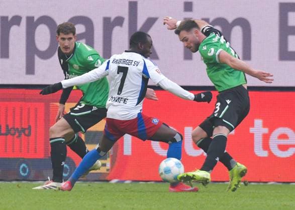 02.02.2025, xblx, Fussball 2.Bundesliga, Hamburger SV - Hannover 96 v.l. Phil Neumann (Hannover 96), Jean-Luc Dompe (Hamburg, HSV, Hamburger SV), Boris Tomiak (Hannover 96) (DFL DFB REGULATIONS PROHIBIT ANY USE OF PHOTOGRAPHS as IMAGE SEQUENCES and or QUASI-VIDEO) Hamburg