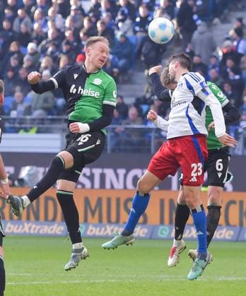 02.02.2025, xblx, Fussball 2.Bundesliga, Hamburger SV - Hannover 96 v.l. Havard Nielsen (Hannover 96), Jonas Meffert (Hamburger SV), Fabian Kunze (Hannover 96) (DFL DFB REGULATIONS PROHIBIT ANY USE OF PHOTOGRAPHS as IMAGE SEQUENCES and or QUASI-VIDEO) Hamburg