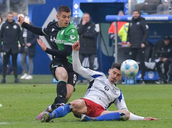 02.02.2025, xblx, Fussball 2.Bundesliga, Hamburger SV - Hannover 96 v.l. Nicolo Tresoldi (Hannover 96), Dennis Hadzikadunic (Hamburg, HSV, Hamburger SV) (DFL DFB REGULATIONS PROHIBIT ANY USE OF PHOTOGRAPHS as IMAGE SEQUENCES and or QUASI-VIDEO) Hamburg