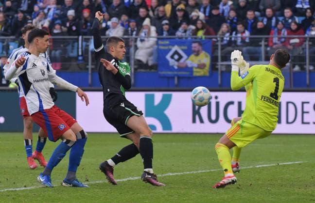 02.02.2025, xblx, Fussball 2.Bundesliga, Hamburger SV - Hannover 96 v.l. Dennis Hadzikadunic (Hamburg, HSV, Hamburger SV), Nicolo Tresoldi (Hannover 96), Daniel Heuer Fernandes (Hamburg, HSV, Hamburger SV) (DFL DFB REGULATIONS PROHIBIT ANY USE OF PHOTOGRAPHS as IMAGE SEQUENCES and or QUASI-VIDEO) Hamburg