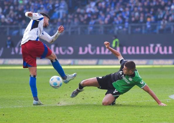 02.02.2025, xblx, Fussball 2.Bundesliga, Hamburger SV - Hannover 96 v.l. Daniel Elfadli (Hamburg, HSV, Hamburger SV), Nicolo Tresoldi (Hannover 96) (DFL DFB REGULATIONS PROHIBIT ANY USE OF PHOTOGRAPHS as IMAGE SEQUENCES and or QUASI-VIDEO) Hamburg