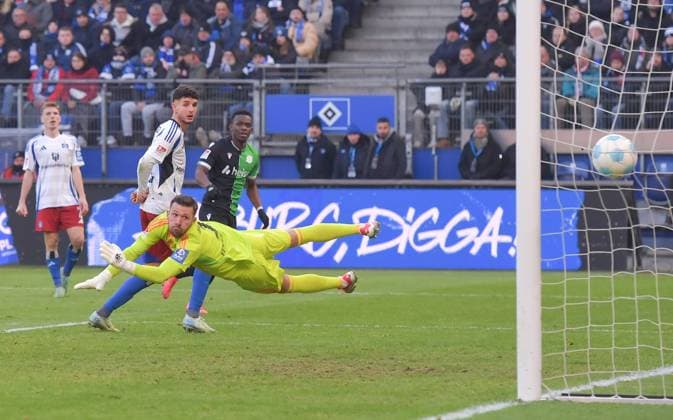 02.02.2025, xblx, Fussball 2.Bundesliga, Hamburger SV - Hannover 96 v.l. Rabbi Matondo (Hannover 96), Goal scored, Tor zum 1:2, Daniel Heuer Fernandes (Hamburg, HSV, Hamburger SV) (DFL DFB REGULATIONS PROHIBIT ANY USE OF PHOTOGRAPHS as IMAGE SEQUENCES and or QUASI-VIDEO) Hamburg