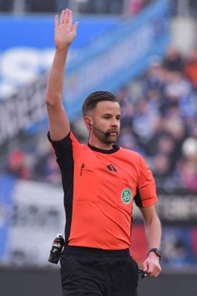 02.02.2025, xblx, Fussball 2.Bundesliga, Hamburger SV - Hannover 96 v.l. Schiedsrichter Michael Bacher (DFL DFB REGULATIONS PROHIBIT ANY USE OF PHOTOGRAPHS as IMAGE SEQUENCES and or QUASI-VIDEO) Hamburg