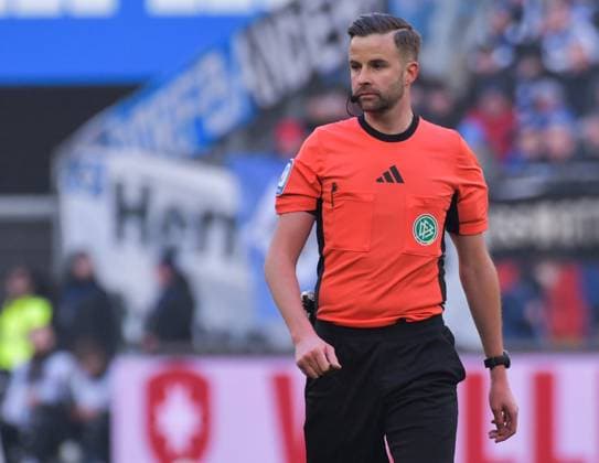 02.02.2025, xblx, Fussball 2.Bundesliga, Hamburger SV - Hannover 96 v.l. Schiedsrichter Michael Bacher (DFL DFB REGULATIONS PROHIBIT ANY USE OF PHOTOGRAPHS as IMAGE SEQUENCES and or QUASI-VIDEO) Hamburg