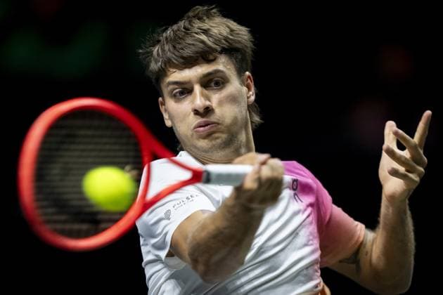 ROTTERDAM - Flavio Cobolli (ITA) in action against Hubert Hurkacz (POL) on the first day of the ABN AMRO Open tennis tournament in Ahoy. ANP SANDER KING ABN AMRO Open - Day One 2025 xVIxANPxSportx xxANPxIVx 519064864 originalFilename: 519064864.jpg
