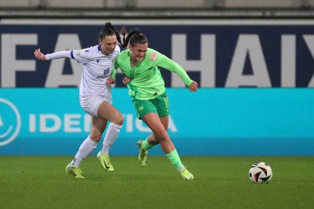 VfL vs. Jena, BL Frauen Wolfsburg, 03.02.2025, FUßBALL - VfL Wolfsburg vs. FC Carl Zeiss Jena, Google Pixel Frauen-Bundesliga, Saison 2024 25. Nelly Juckel (Jena), Diana Nemeth (VfL Wolfsburg) Wolfsburg