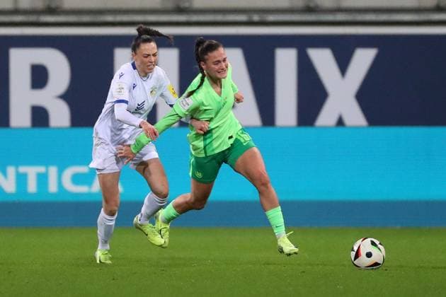 VfL vs. Jena, BL Frauen Wolfsburg, 03.02.2025, FUßBALL - VfL Wolfsburg vs. FC Carl Zeiss Jena, Google Pixel Frauen-Bundesliga, Saison 2024 25. Nelly Juckel (Jena), Diana Nemeth (VfL Wolfsburg) Wolfsburg