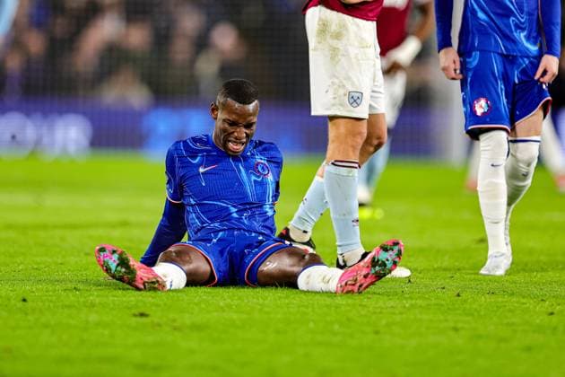 Sport Themen der Woche KW06 Sport Bilder des Tages Chelsea v West Ham United Premier League 03 02 2025. Nicolas Jackson (15) of Chelsea is injured during the Premier League match between Chelsea and West Ham United at Stamford Bridge, London, England on 3 February 2025. Editorial use only DataCo restrictions apply See www.football-dataco.com , Copyright: xNigelxKeenex PSI-21384-0020