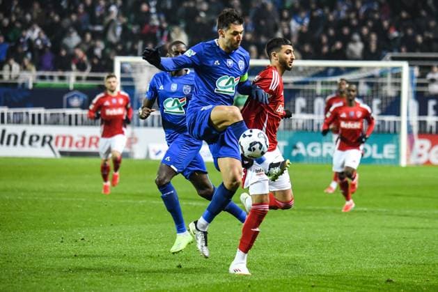 Fußball, Coupe de France, ESTAC Troyes - Stade Brestois FOOTBALL : ESTAC Troyes vs Stade Brestois - Coupe de France - 8e de Finale - 04 02 2025 Adrien Monfray (ESTAC Troyes) Ibrahim Salah (Stade Brestois) TroyesFrance  Copyright: xBaptistexAutissierx