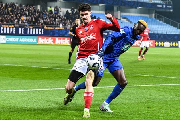 Fußball, Coupe de France, ESTAC Troyes - Stade Brestois FOOTBALL : ESTAC Troyes vs Stade Brestois - Coupe de France - 8e de Finale - 04 02 2025 Justin Bourgault (Stade Brestois) Mouhamed Diop (ESTAC Troyes) TroyesFrance  Copyright: xBaptistexAutissierx