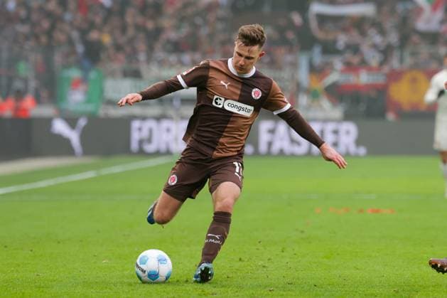 GER, Hamburg, Fussball, DFB, FC St. Pauli vs FC Augsburg , im Millerntor Stadion , 01.02.2025 , v.l. Johannes Eggestein (FC St. Pauli) am Ball, Freisteller, Einzelbild, Ganzkoerper, Aktion, Action, Spielszene DFL regulations prohibit any use of photographs as image sequences and or quasi-video. Copyright: HMBxMedia FernandoxSoares