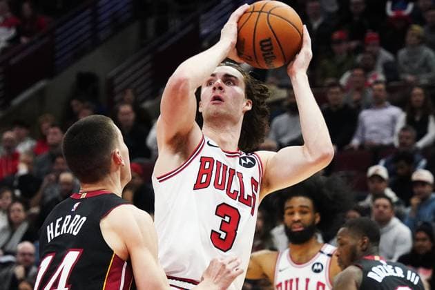 (250205) -- CHICAGO, Feb. 5, 2025 -- Josh Giddey (top) of Chicago Bulls competes during the NBA, Basketball Herren, USA regular season game between Chicago Bulls and Miami Heat in Chicago, the United States, on Feb. 4, 2025. (Photo by Xinhua) (SP)U.S.-CHICAGO-BASKETBALL-NBA-BULLS VS HEAT ArthurxDong 