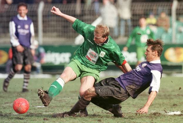 Archivbilder der Woche SPORT KW06 Leipzig, 20.02.1999, Alfred-Kunze-Sportpark, Fußball, Regionalliga NordOst, FC Sachsen Leipzig vs. FC Erzgebirge Aue 0:0 , Im Bild; Zweikampf zwischen dem Leipziger Steffen Hammermüller (li.) und dem Auer Marek Nowacki (re.). , Nur für journalistische Zwecke. Only for editorial use! , *** Leipzig, 20 02 1999, Alfred Kunze Sportpark, Soccer, Regionalliga NordOst, FC Sachsen Leipzig vs FC Erzgebirge Aue 0 0 , In the picture duel between Leipzigs Steffen Hammermüller left and Aues Marek Nowacki right , For journalistic purposes only Only for editorial use , Picture Point