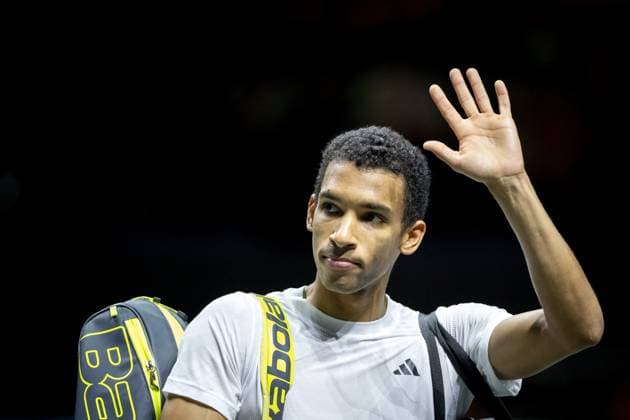 ROTTERDAM - Felix Auger-Aliassime (CAN) gives up in the match against against Andrea Vavassori (ITA) on the third day of the ABN AMRO Open tennis tournament in Ahoy. ANP SANDER KING ABN AMRO Open - Day Three 2025 xVIxANPxSportx xxANPxIVx 519187468 originalFilename: 519187468.jpg