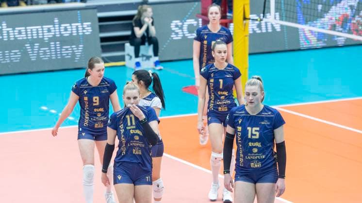 5.2.2025, Volleyball, Frauen, CEV Champions League Volley 2025, Vorrunde, Playoff, Hinspiel, SSC Palmberg Schwerin (Deutschland) - Pro Victoria Pallavolo Monza (Italien) Enttäuschung bei den Volleyballerinnen des SSC Palmberg Schwerin. Leana Grozer (SSC Palmberg Schwerin, li.), Anne Hölzig (SSC Palmberg Schwerin, 2.v.li.), Elles Dambrink (SSC Palmberg Schwerin, re.), Karla Antunovic (SSC Palmberg Schwerin, 2.v.re.) Schwerin Palmberg Arena Mecklenburg-Vorpommern Deutschland