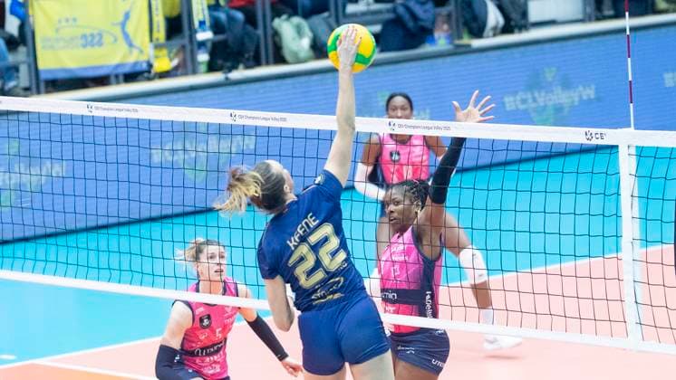 5.2.2025, Volleyball, Frauen, CEV Champions League Volley 2025, Vorrunde, Playoff, Hinspiel, SSC Palmberg Schwerin (Deutschland) - Pro Victoria Pallavolo Monza (Italien) Jaelyn Keene (SSC Palmberg Schwerin, li.) gegen Ilari Pezzaniti (Pro Victoria Pallavolo Monza, re.) Schwerin Palmberg Arena Mecklenburg-Vorpommern Deutschland