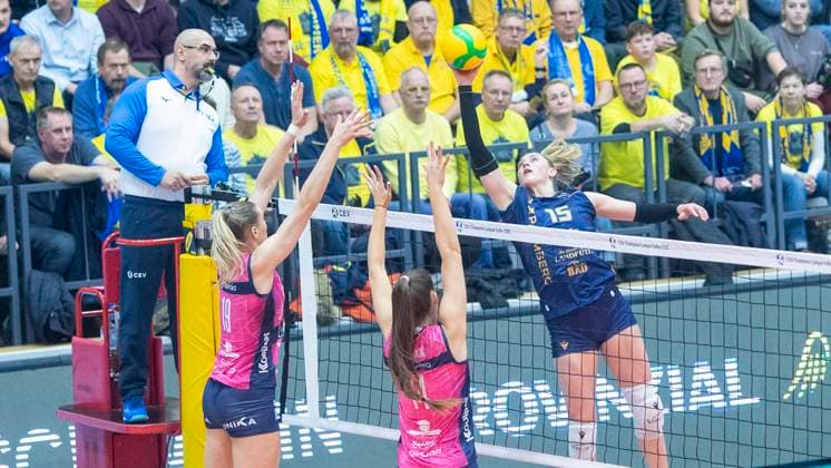 5.2.2025, Volleyball, Frauen, CEV Champions League Volley 2025, Vorrunde, Playoff, Hinspiel, SSC Palmberg Schwerin (Deutschland) - Pro Victoria Pallavolo Monza (Italien) Niks Daalderop (Pro Victoria Pallavolo Monza, li.), Hena Kurtagic (Pro Victoria Pallavolo Monza, Mitte) gegen Elles Dambrink (SSC Palmberg Schwerin, re.) Schwerin Palmberg Arena Mecklenburg-Vorpommern Deutschland