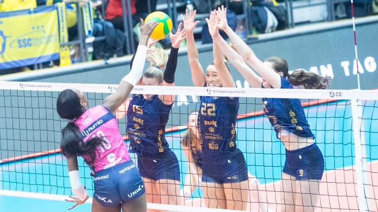 5.2.2025, Volleyball, Frauen, CEV Champions League Volley 2025, Vorrunde, Playoff, Hinspiel, SSC Palmberg Schwerin (Deutschland) - Pro Victoria Pallavolo Monza (Italien) Satomi Pukudome (Pro Victoria Pallavolo Monza, li.) gegen Elles Dambrink (SSC Palmberg Schwerin, 2.v.li.), Jaelyn Keene (SSC Palmberg Schwerin, 2.v.re.), Leana Grozer (SSC Palmberg Schwerin, re.) Schwerin Palmberg Arena Mecklenburg-Vorpommern Deutschland