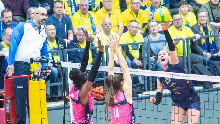 5.2.2025, Volleyball, Frauen, CEV Champions League Volley 2025, Vorrunde, Playoff, Hinspiel, SSC Palmberg Schwerin (Deutschland) - Pro Victoria Pallavolo Monza (Italien) Satomi Pukudome (Pro Victoria Pallavolo Monza, li.) und Hena Kurtagic (Pro Victoria Pallavolo Monza, Mitte) gegen Elles Dambrink (SSC Palmberg Schwerin, re.) Schwerin Palmberg Arena Mecklenburg-Vorpommern Deutschland