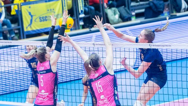 5.2.2025, Volleyball, Frauen, CEV Champions League Volley 2025, Vorrunde, Playoff, Hinspiel, SSC Palmberg Schwerin (Deutschland) - Pro Victoria Pallavolo Monza (Italien) Laura Heyrman (Pro Victoria Pallavolo Monza, li.) und Anna Smrek (Pro Victoria Pallavolo Monza, Mitte) gegen Britte Stuut (SSC Palmberg Schwerin, re.) Schwerin Palmberg Arena Mecklenburg-Vorpommern Deutschland
