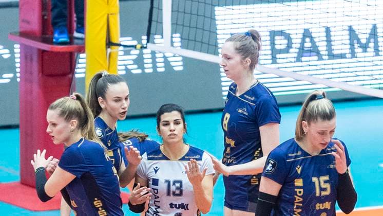 5.2.2025, Volleyball, Frauen, CEV Champions League Volley 2025, Vorrunde, Playoff, Hinspiel, SSC Palmberg Schwerin (Deutschland) - Pro Victoria Pallavolo Monza (Italien) Enttäuschung bei den Volleyballerinnen des SSC Palmberg Schwerin. Anne Hölzig (SSC Palmberg Schwerin, li., Karla Antunovic (SSC Palmberg Schwerin, 2.v.li.), Patricia Llabres Herrera (SSC Palmberg Schwerin, Mitte), Britte Stuut (SSC Palmberg Schwerin, 2.v.re.), Elles Dambrink (SSC Palmberg Schwerin, re.) Schwerin Palmberg Arena Mecklenburg-Vorpommern Deutschland
