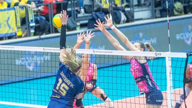 5.2.2025, Volleyball, Frauen, CEV Champions League Volley 2025, Vorrunde, Playoff, Hinspiel, SSC Palmberg Schwerin (Deutschland) - Pro Victoria Pallavolo Monza (Italien) Elles Dambrink (SSC Palmberg Schwerin, li.) gegen Niks Daalderop (Pro Victoria Pallavolo Monza, re.) Schwerin Palmberg Arena Mecklenburg-Vorpommern Deutschland