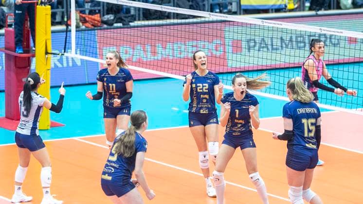 5.2.2025, Volleyball, Frauen, CEV Champions League Volley 2025, Vorrunde, Playoff, Hinspiel, SSC Palmberg Schwerin (Deutschland) - Pro Victoria Pallavolo Monza (Italien) Freude bei den Volleyballerinnen des SSC Palmberg Schwerin. Patricia Llabres Herrera (SSC Palmberg Schwerin, li.), Anne Hölzig (SSC Palmberg Schwerin, v.li.), Leana Grozer (SSC Palmberg Schwerin, 3.v.li.), Jaelyn Keene (SSC Palmberg Schwerin, 3.v.re.), Karla Antunovic (SSC Palmberg Schwerin, 2.v.re.), Elles Dambrink (SSC Palmberg Schwerin, re.) Schwerin Palmberg Arena Mecklenburg-Vorpommern Deutschland