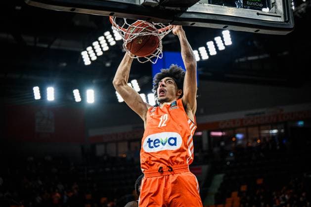 Sport Themen der Woche KW06 Sport Bilder des Tages Noa Essengue (ratiopharm ulm) in Aktion, am Ball, Einzelaktion während des EuroCup-Spiels zwischen Ratiopharm Ulm und Tel Aviv in der ratiopharm Arena am 5. Februar 2025 in Neu-Ulm, Deutschland. (Foto von Harry Langer DeFodi Images) +++ Noa Essengue (ratiopharm ulm) controls the Ball during the EuroCup match between Ratiopharm ulm and Tel Aviv at ratiopharm Arena on February 5, 2025 in Neu-Ulm, Germany. (Photo by Harry Langer DeFodi Images) (Photo by Harry Langer DeFodi Images) Defodi-541_ULMTEL20250205_028 *** Noa Essengue ratiopharm ulm in action, on the ball, individual action during the EuroCup match between Ratiopharm Ulm and Tel Aviv at ratiopharm Arena on February 5, 2025 in New Ulm, Germany Photo by Harry Langer DeFodi Images Noa Essengue ratiopharm ulm controls the Ball during the EuroCup match between Ratiopharm ulm and Tel Aviv at ratiopharm Arena on February 5, 2025 in Neu Ulm, Germany Photo by Harry Langer DeFodi Images Photo by Harry Langer DeFodi Images Defodi 541 ULMTEL20250205 028 Defodi-541