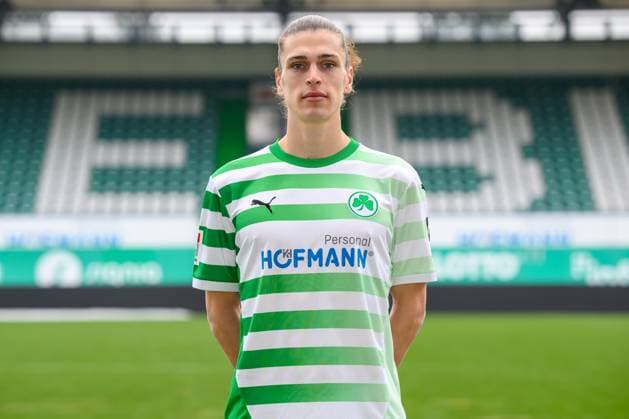 26.01.2024 - SpVgg Greuther Fürth ( Kleeblatt Spielvereinigung ) - 2. Fussball Bundesliga - Saison 2023 2024 - Fototermin Porträttermin Vorstellung Präsentation Pressetermin - - Einzelbild Einzelfoto Portrait Porträt Kopfbild - Noah Loosli (25, SpVgg Greuther Fürth )