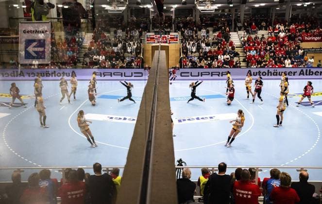 Bilder des Jahres 2025, Sport 02 Februar Sport Themen der Woche KW06 Sport Bilder des Tages HANDBALL FRAUEN 1. BUNDESLIGA 16. SPIELTAG THC - HSG BENSHEIM AUERBACH ** NUR FÜR REDAKTIONELLE ZWECKE ** EDITORIAL USE ONLY **<p>05 02 2025-Bad Langensalza: Handball Frauen 1. Bundesliga Frauen Saison 2024-2025 Salzhalle 16. Spieltag Thüringer HC - HSG Bensheim Auerbach im Foto: Julie Holm 8 (Thüringer HC) im Zweikampf mit Torhüterin Helen van Beurden 36 (HSG Bensheim Auerbach) ( Deutschland Thueringen Bad Langensalza Copyright: SaschaxFromm *** HANDBALL WOMEN 1 BUNDESLIGA 16 GAME DAY THC HSG BENSHEIM AUERBACH FOR EDITORIAL PURPOSES ONLY p 05 02 2025 Bad Langensalza Handball Women 1 Bundesliga Women Season 2024 2025 Salzhalle 16 Matchday Thuringian HC HSG Bensheim Auerbach in photo Julie Holm 8 Thuringian HC in duel with goalkeeper Helen van Beurden 36 HSG Bensheim Auerbach Germany Thuringia Bad Langensalza Copyright SaschaxFromm Copyright: SaschaxFromm doc7z8lfm2wnqd1eisj0fej ,EDITORIAL USE ONLY