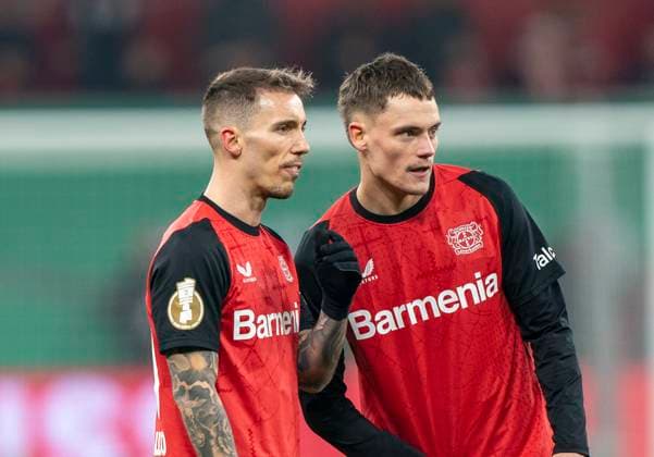 Florian Wirtz (Bayer 04 Leverkusen, 10) spricht mit Alejandro Grimaldo (Bayer 04 Leverkusen, 20) 05.02.2025 Fussball, DFB-Pokal Viertelfinale - Bayer Leverkusen - 1. FC Köln, GER, Leverkusen, BayArena, Saison 24 25 DFL DFB REGULATIONS PROHIBIT ANY USE OF PHOTOGRAPHS AS IMAGE SEQUENCES AND OR QUASI-VIDEO Copyright: HMBxMedia xMarcoxBader