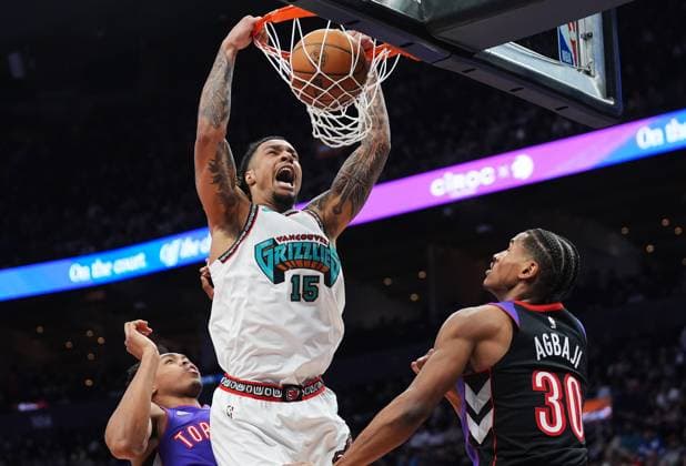 February 5, 2025, Toronto, On, CANADA: Memphis Grizzlies Brandon Clarke (15) dunks as Toronto Raptors Ochai Agbaji (30) looks on during first half NBA, Basketball Herren, USA basketball action in Toronto on Wednesday, February 5, 2025. Canada News - February 5, 2025  - ZUMAc35_ 20250205_zaf_c35_068 Copyright: xFrankxGunnx