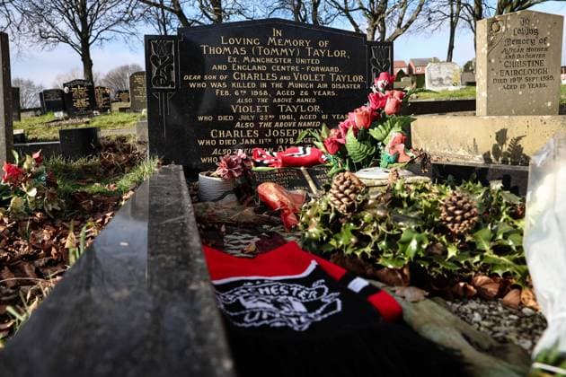Sport Themen der Woche KW06 Sport Bilder des Tages Manchester United, ManU and England International forward Tommy Taylor grave 67 years on A general view of former Barnsley FC and Manchester United and England international forward Tommy Taylor grave and headstone 67 years after 23 passengers 8 of whom were Manchester United players sadly lost their lives in the Munich Air disaster on the 6th of February 1958; Monk Bretton Cemetery, Monk Bretton, Barnsley, United Kingdom, 6th February 2025. (Photo by Mark Cosgrove News Images) Barnsley Monk Bretton Cemetery South Yorkshire United Kingdom Copyright: xMarkxCosgrove NewsxImagesx