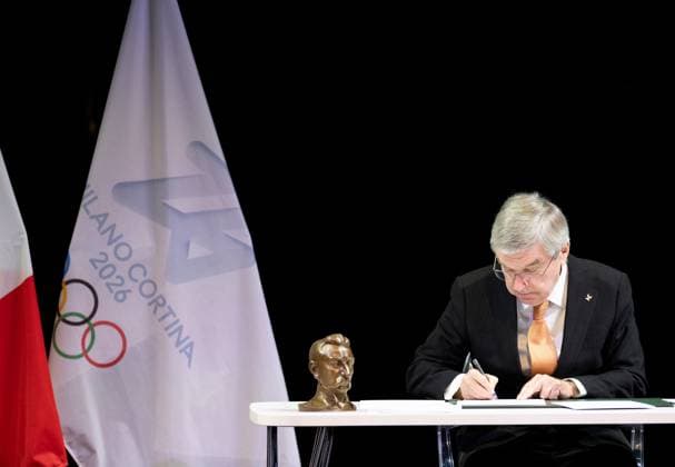 Sport Themen der Woche KW06 Sport Bilder des Tages (250206) -- MILAN, Feb. 6, 2025 -- President of the International Olympic Committee (IOC) Thomas Bach signs an invitation to the National Olympic Committee a ceremony marking the one-year countdown for Milano Cortina 2026 in Milan, Italy, Feb. 6, 2025. ) (SP)ITALY-MILAN-MILANO-CORTINA WINTER OLYMPICS-ONE YEAR TO GO-COUNTDOWN LixJing 
