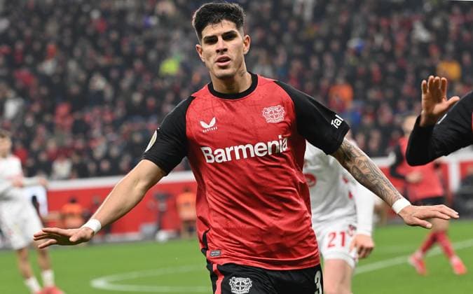 05.02.2025, xjrdrx, Fussball DFB Pokal 1 4 Finale, Bayer 04 Leverkusen - 1.FC Köln emspor, v.l. Piero Hincapie (Bayer Leverkusen) gibt Anweisungen, gestikuliert, mit den Armen gestikulieren gives instructions, gesticulate (DFL DFB REGULATIONS PROHIBIT ANY USE OF PHOTOGRAPHS as IMAGE SEQUENCES and or QUASI-VIDEO) Leverkusen