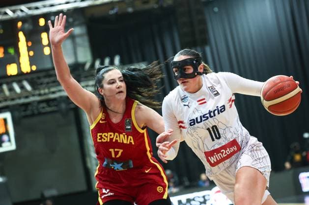 BASKETBALL - FIBA Quali, AUT vs ESP VIENNA,AUSTRIA,06.FEB.25 - BASKETBALL - FIBA Women s EURO Basket 2025, qualification, international match, Länderspiel, Nationalmannschaft Austria vs Spain. Image shows Megan Gustafson (ESP) and Alexia Allesch (AUT).  GEPAxpictures xArminxRauthner