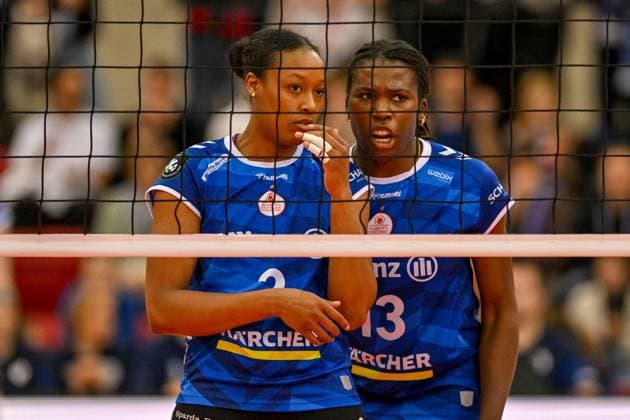 CEV CL Allianz MTV Stuttgart - KS DevelopRes Rzeszów 06.02.2025 CEV, ChampionsLeague,, Volleyball, Damen, Saison 2024 25, Allianz MTV Stuttgart (in Blau), gegen KS DevelopRes Rzeszów (Polen, in weiß-lila), von links, Breland Morrissette, Krystal Rivers, Copyright: xBEAUTIFULxSPORTS TomxBlochx