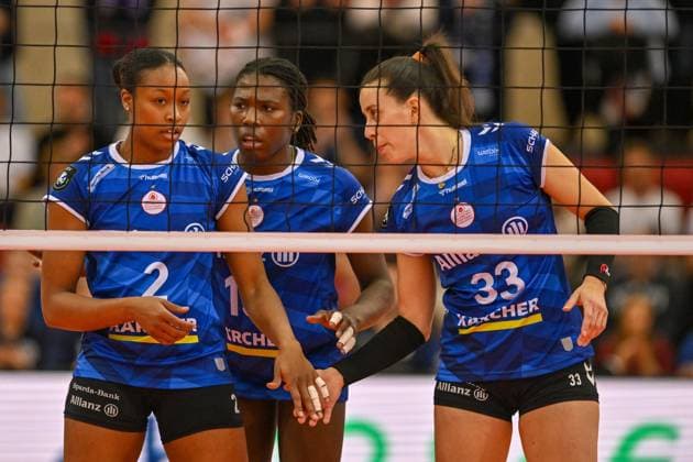 CEV CL Allianz MTV Stuttgart - KS DevelopRes Rzeszów 06.02.2025 CEV, ChampionsLeague,, Volleyball, Damen, Saison 2024 25, Allianz MTV Stuttgart (in Blau), gegen KS DevelopRes Rzeszów (Polen, in weiß-lila), von links, Breland Morrissette, Krystal Rivers, Maria Segura Palleres, Copyright: xBEAUTIFULxSPORTS TomxBlochx
