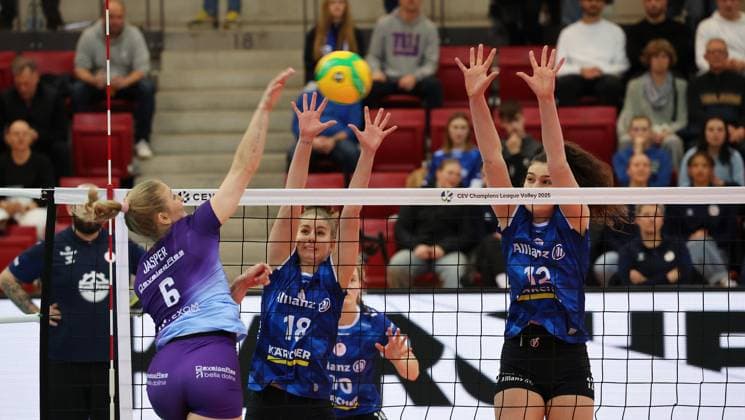 Stuttgart , Volleyball Chamoions League PlayOff Hinspiel Frauen, Allianz MTV Stuttgart vs KS DevelopRes Rzeszow , von links: Merrit Jasper ( Rzeszow ) Pia Kästner Lucia Varela Gomez ( Stgt )