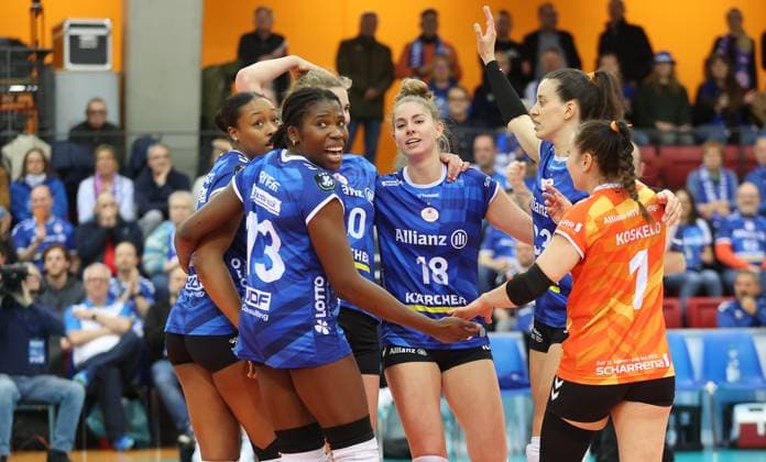 Stuttgart , Volleyball Chamoions League PlayOff Hinspiel Frauen, Allianz MTV Stuttgart vs KS DevelopRes Rzeszow , Jubel Stuttgart , von links: Krystal Rivers Pia Kästner