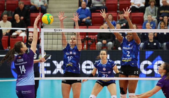 Stuttgart , Volleyball Chamoions League PlayOff Hinspiel Frauen, Allianz MTV Stuttgart vs KS DevelopRes Rzeszow , von links: Monika Fedusio ( Rzeszow ) Pia Kästner Breland Morrissette ( Stgt )