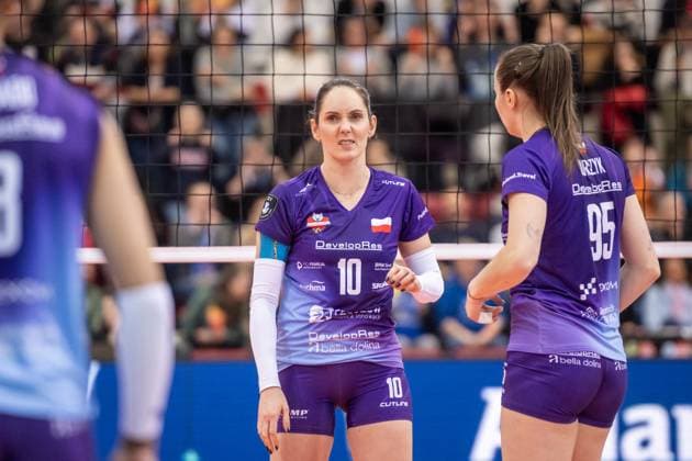 Katarzyna Wenerska (KS DevelopRes Rzeszow, 10) - kritischer Blick GER, Allianz MTV Stuttgart vs. KS DevelopRes Rzeszow, Volleyball, CEV Volleyball Champions League, Volleyball CL, VCL, Finalrunde, Achtelfinale, Spielzeit 2024 2025, 06.02.2025 GER, Allianz MTV Stuttgart vs. KS DevelopRes Rzeszow, Volleyball, CEV Volleyball Champions League, Volleyball CL, VCL, Finalrunde, Achtelfinale, Spielzeit 2024 2025, 06.02.2025 Stuttgart Copyright: xSandyxDinkelackerx EP_SDR